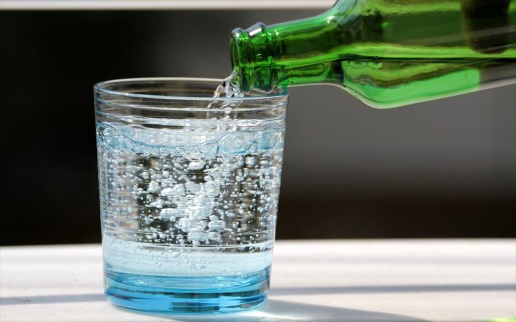 Ανθρακούχο νερό: Τρείς χρήσεις του που δεν φανταζόσασταν