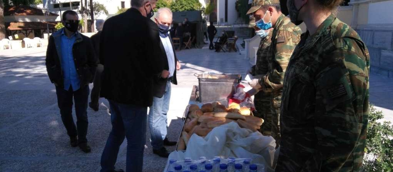 Σάμος: Συνδρομή του στρατού με γεύματα και σκηνές προς τους πληγέντες (φώτο)