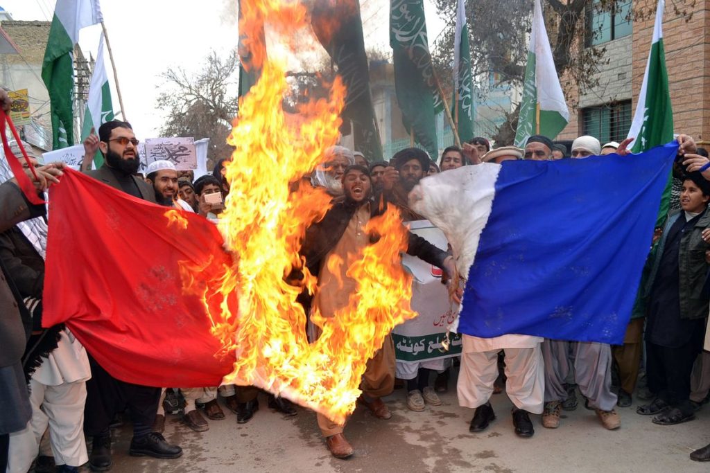 Βίντεο-σοκ: Εκατοντάδες ισλαμιστές συγκεντρώθηκαν στην Ομόνοια κι έκαψαν εικόνες του Μακρόν – Νέα συγκέντρωση αύριο