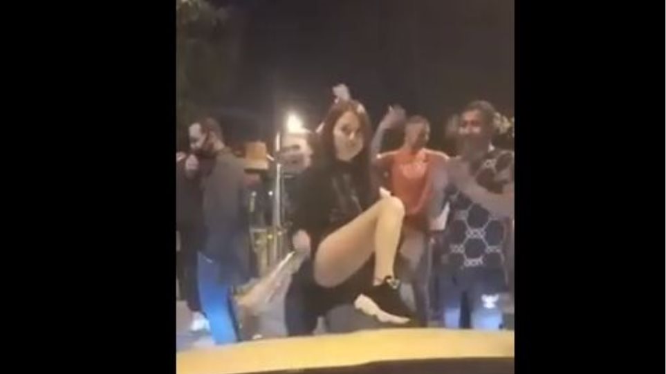 «Για έναν τελευταίο χορό πριν την καραντίνα»: Οι νέοι στην Αθήνα διασκεδάζουν στους δρόμους (βίντεο)