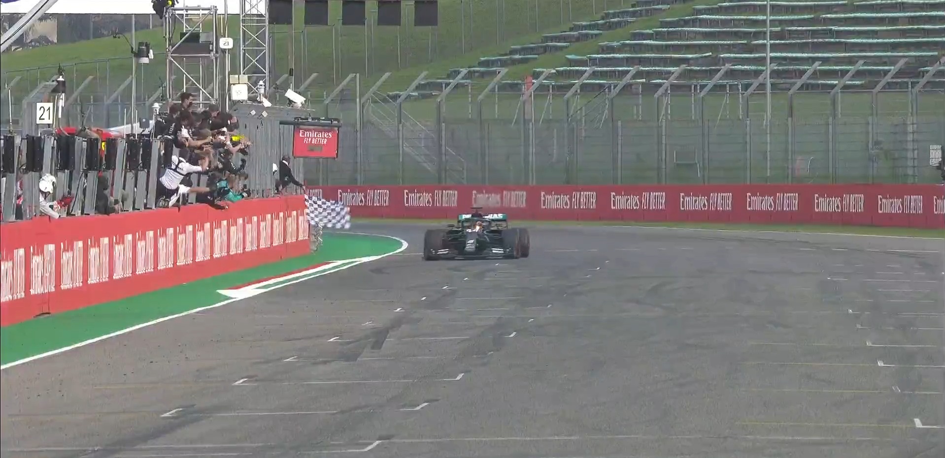 Formula 1: Νικητής ο Χάμιλτον – Πρωταθλήτρια η Mercedes μέσα στην Ιταλία (βίντεο)