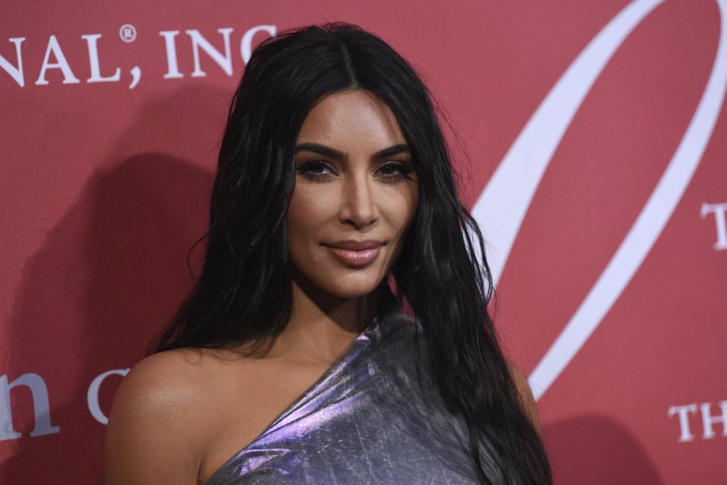 Η 40άρα Κιμ Καρντάσιαν ποζάρει με μικροσκοπικό μαγιό και… «τρελαίνει» κόσμο (βίντεο)