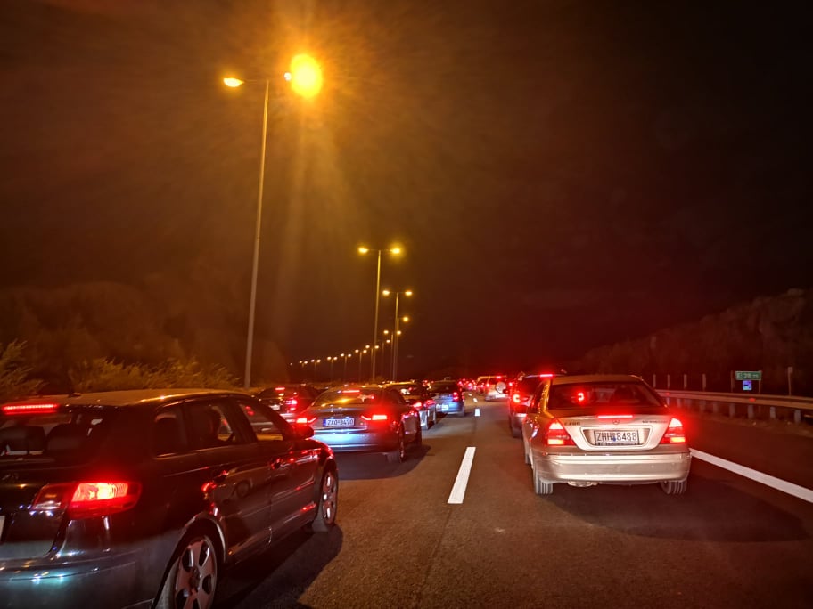 Μποτιλιάρισμα στην Αθηνών-Κορίνθου – Τροχαίο στο ύψος του Περάματος (φώτο)