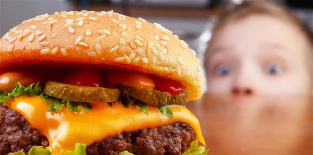 YouTube: Παιδιά influencers πληρώνονται εκατομμύρια για να προωθήσουν junk food στα βίντεο τους (βίντεο)