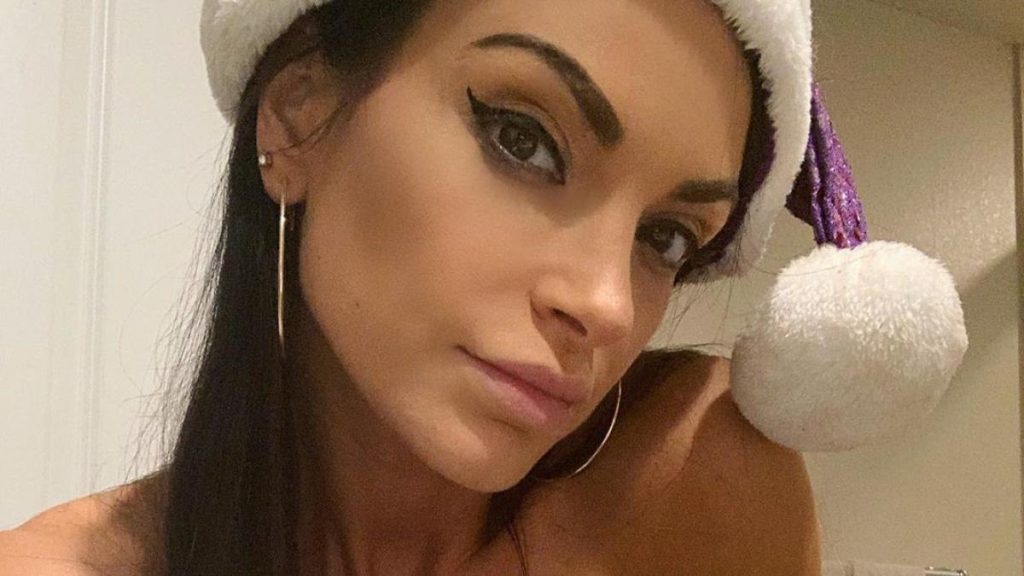 Η Nienna Jade θα σε «κολάσει» – Μαγειρεύει μόνο με τα εσώρουχα και «προκαλεί εγκεφαλικά» (φώτο)