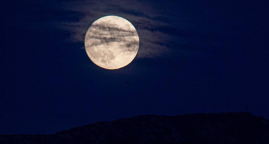 Η μπλε πανσέληνος του Οκτώβρη «μαγεύει» τους λάτρεις του ουρανού – Εντυπωσιακές εικόνες (φωτό)