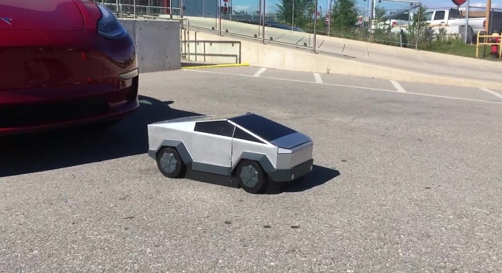 Πιτσιρικάς «μετατρέπεται» σε… Tesla και γίνεται viral (βίντεο)