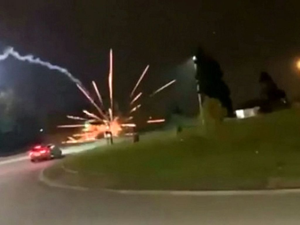 Μπέρμιγχαμ: Συμμορίες πετούν πυροτεχνήματα η μία στην άλλη – Περνούν ξυστά από τα κεφάλια περαστικών (βίντεο)