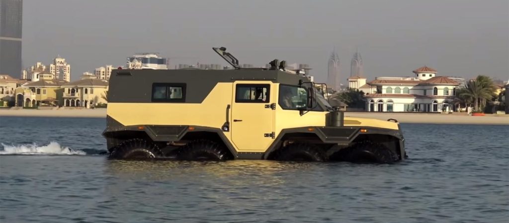 To ρωσικό όχημα επιβίωσης Avtoros Shaman 8×8 που δεν σταματά… ούτε στο νερό (βίντεο)
