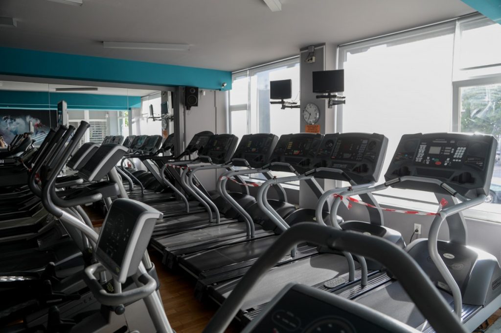 Η κυβέρνηση έκλεισε γυμναστήρια και εστίαση που τηρούσαν αυστηρά όλα τα μέτρα για τον κορωνοϊό