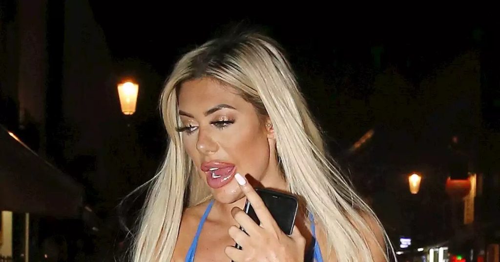 Chloe Ferry: Ο ξανθός πειρασμός που… «βγάζει» μάτια με το μπούστο της (φώτο)