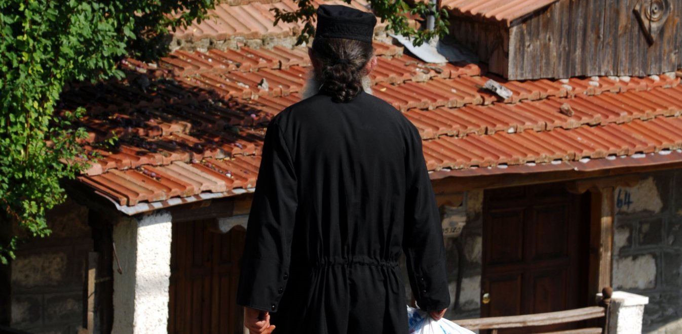 Κοζάνη: Ιερέας χαστούκισε ηλικιωμένο στη μέση του δρόμου (βίντεο)