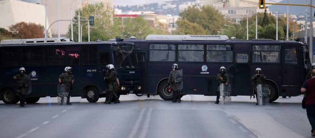 Ευελπίδων: Επεισόδια ανάμεσα σε ομάδα διαδηλωτών και ΜΑΤ