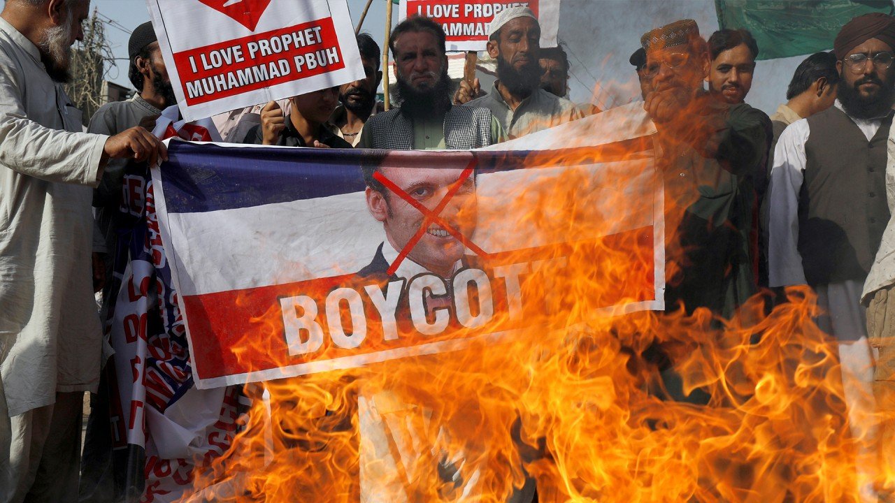Αλ Κάιντα: «Οι μουσουλμάνοι πρέπει να σκοτώνουν όποιον προσβάλει τον Μωάμεθ» – Απείλησε πως θα εκδικηθεί τον Ε.Μακρόν