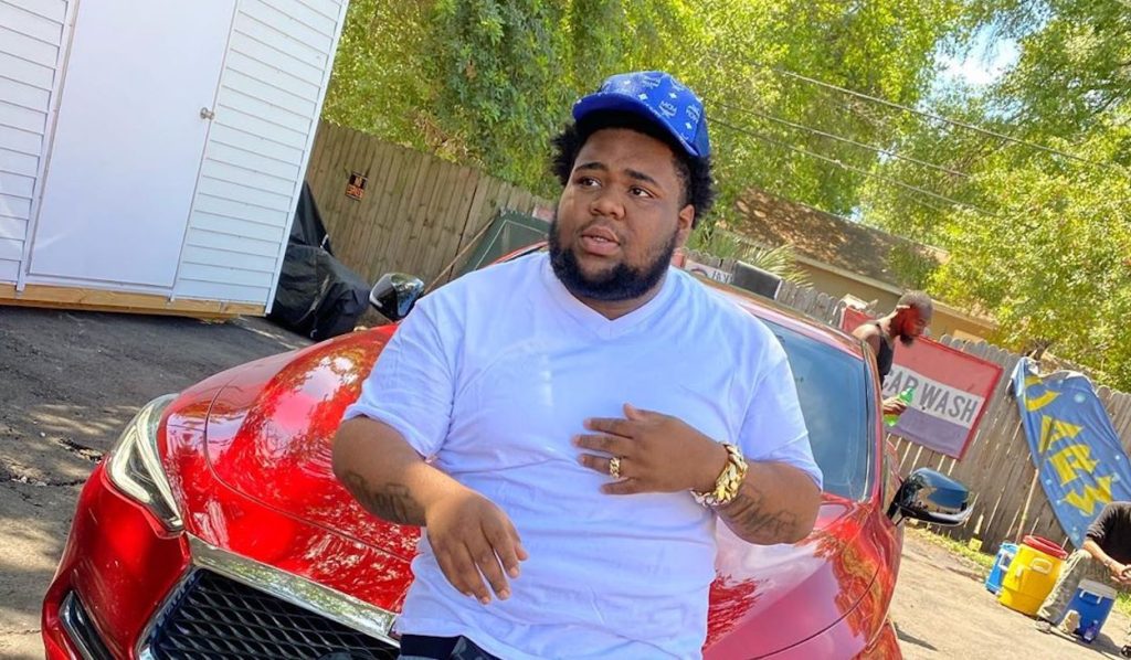 Η στιγμή που σκηνή καταρρέει και «καταπίνει» τον ράπερ Rod Wave (βίντεο)