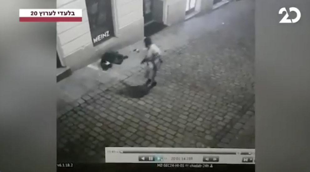 Βίντεο-σοκ: Η στιγμή όπου ισλαμιστής τρομοκράτης στη Βιέννη εκτελεί αθώο περαστικό