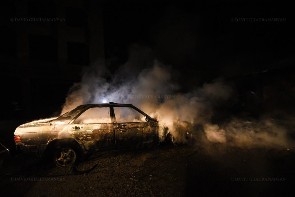 Οι Αζέροι βομβάρδισαν το Στεπανεκέρτ – Στις φλόγες κατοικημένες περιοχές – Δύο πολίτες τραυματίστηκαν (φώτο-βίντεο)