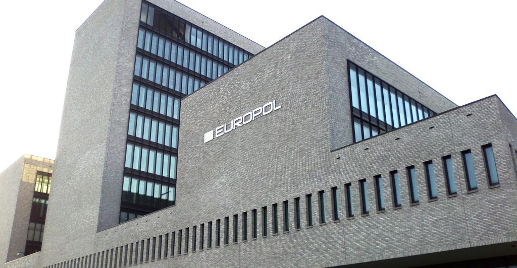 Europol: Συντονισμένες επιδρομές σε Ελλάδα και άλλες έξι χώρες για αναρτήσεις μίσους στο Ίντερνετ