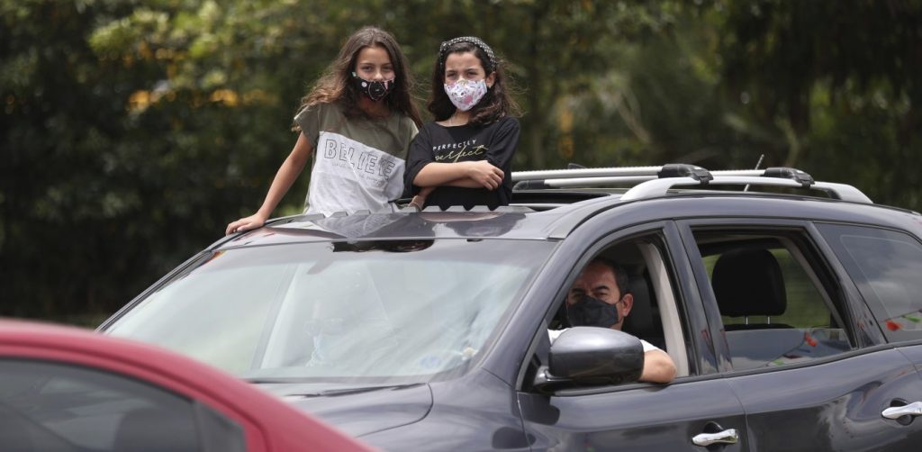 Χρήση μάσκας στο αυτοκίνητο: Οι συγγενείς α’ και β’ βαθμού δεν είναι υποχρεωμένοι να τη φορούν