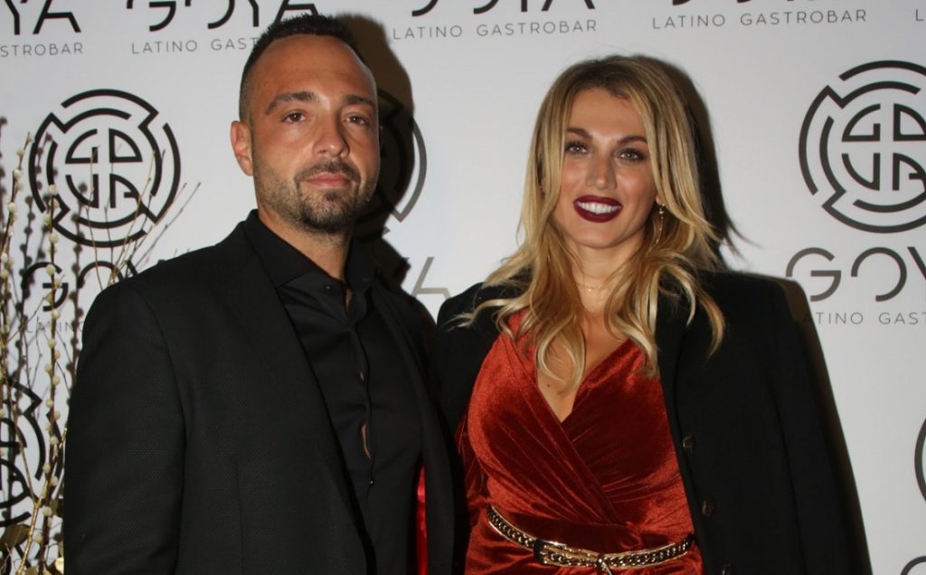 «Άναψε» η «Queen Ντίνα» όταν αναφέρθηκε στον Β.Σταθοκωστόπουλο – «Έχετε μια βεντάλια, κάτι;» (βίντεο)