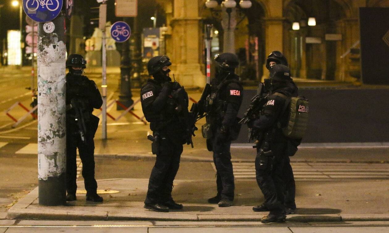 Έλληνας που ζει στη Βιέννη: «Ακούσαμε πυροβολισμούς και είδαμε τον κόσμο να τρέχει πανικόβλητος» (βίντεο)