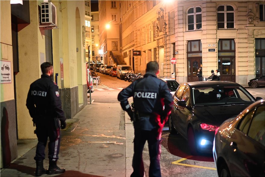 Επίθεση στη Βιέννη: 7 νεκρούς και 15 τραυματίες αναφέρουν τα αυστριακά ΜΜΕ – 3 λένε οι Αρχές