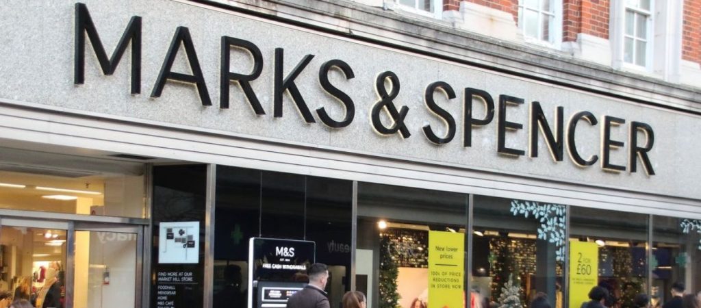 Τα Marks & Spencer γνωστοποίησαν οικονομική «ζημιά» μετά από σχεδόν έναν αιώνα