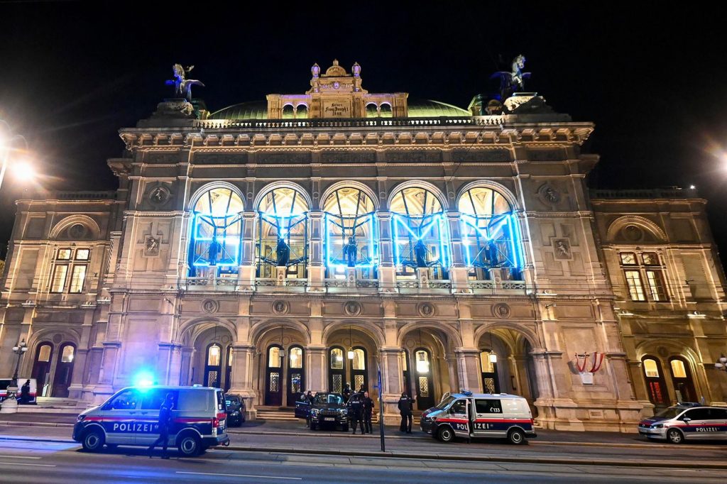Συγκινητικό σκηνικό από την επίθεση στη Βιέννη: Έξω πέφτουν πυροβολισμοί και μέσα η ορχήστρα παίζει μουσική (βίντεο)