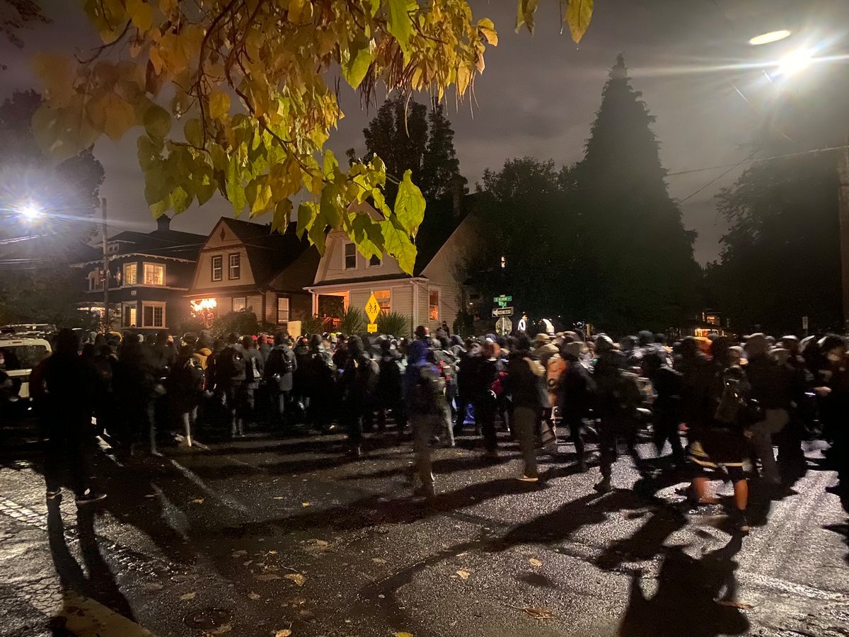 Ακροαριστεροί ένοπλοι διαδηλωτές καίνε αμερικανικές σημαίες στο Πόρτλαντ (βιντεο)