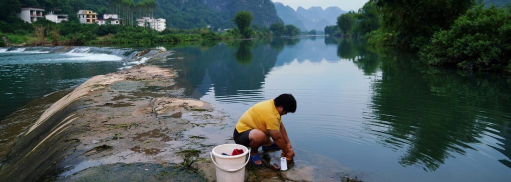 Κίνα: Ποταμός έγινε πράσινος και φωσφοριζέ σε μια νύχτα (βίντεο)
