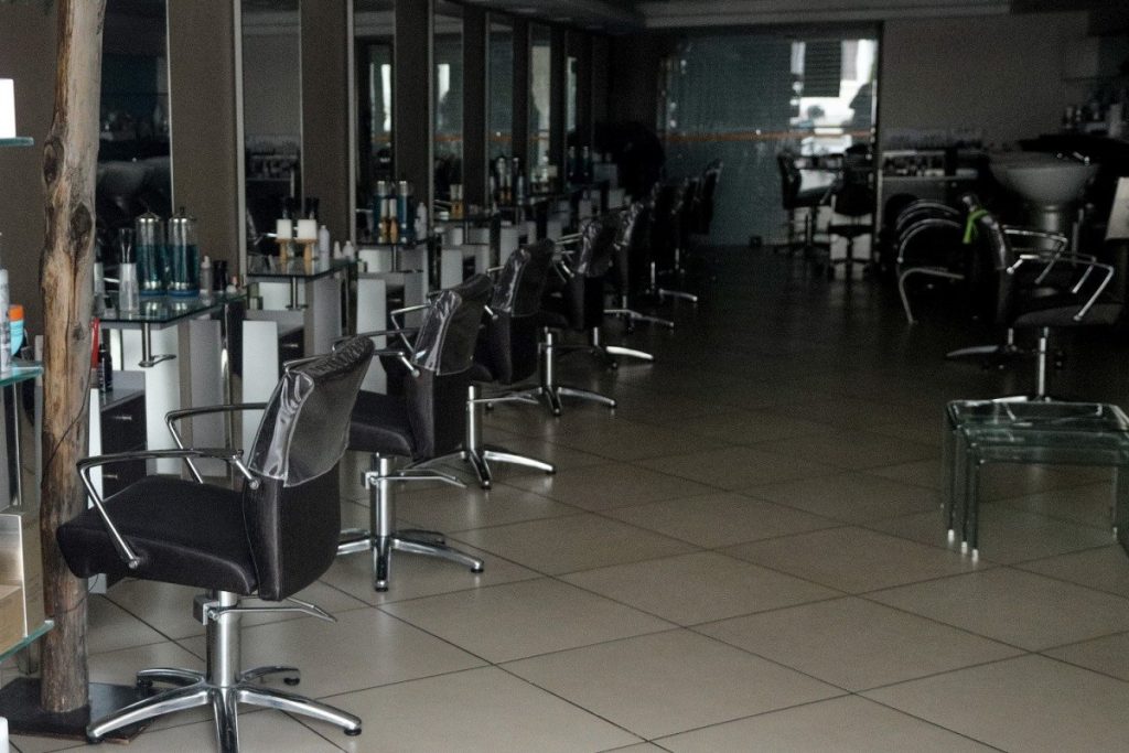 Lockdown: Τι θα γίνει με τα κομμωτήρια – Πληροφορίες πως δεν θα κλείσουν το Σάββατο