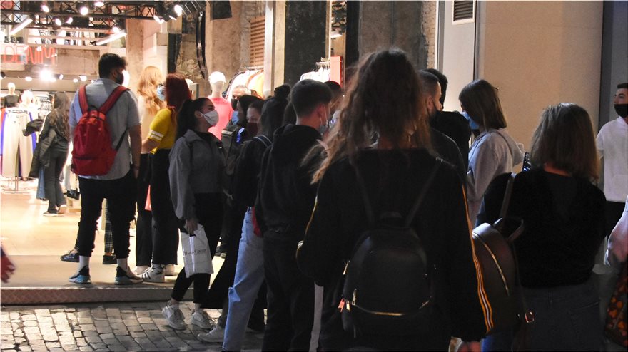 Σκηνές χάους στους πιο κεντρικούς δρόμους της Αθήνας – Ουρές στα μαγαζιά και μποτιλιάρισμα (βίντεο)