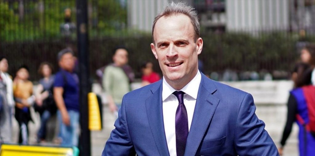 Βρετανία: Σε καραντίνα ο υπουργός Εξωτερικών Ντομινίκ Ράαμπ