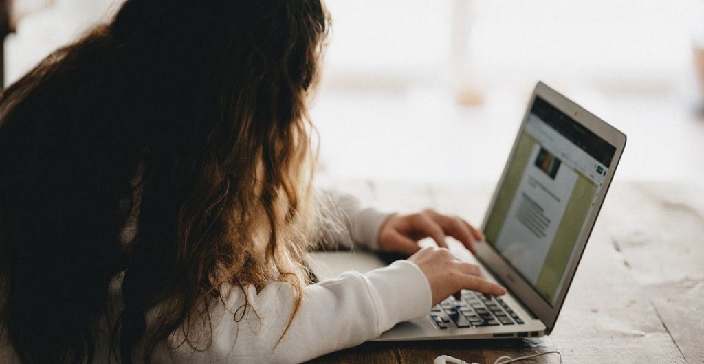 Σχολεία: Οδηγίες για την τηλεκπαίδευση – Τι ισχύει για τις απουσίες