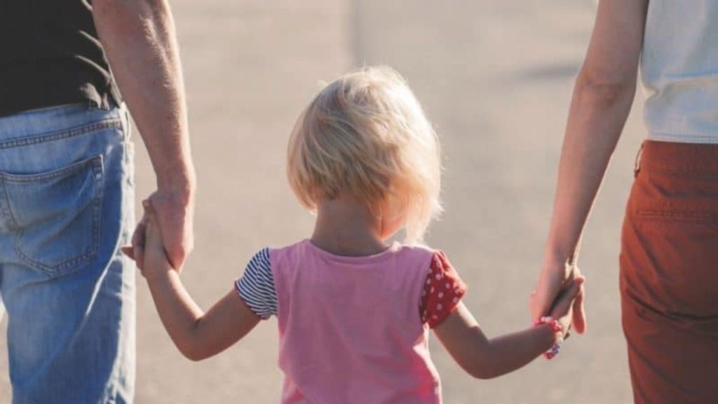 Συνεπιμέλεια: Τι διεκδικούν οι πατεράδες – Τι φοβούνται οι οργανώσεις