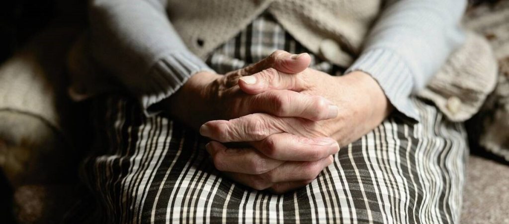 Aγγλία: Διευθυντής οίκου ευγηρίας καταγράφηκε να κλέβει μια 83χρονη που πέθαινε (βίντεο)