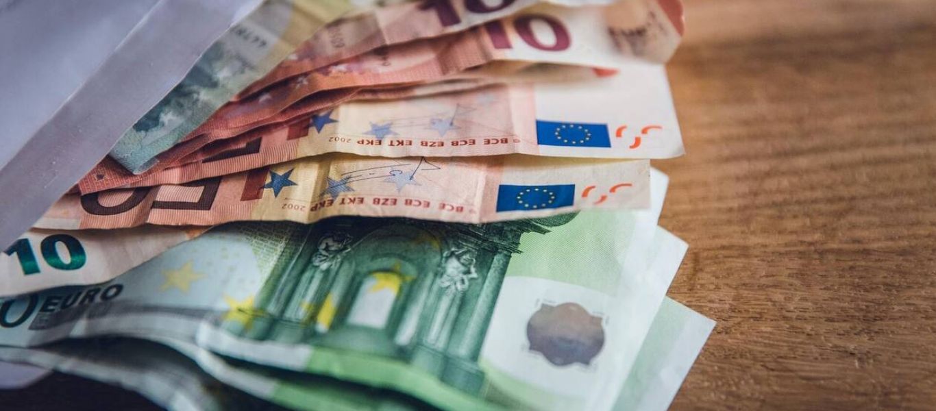 Επίδομα 800 ευρώ: Πότε θα καταβληθεί – Ποιοι θα πάρουν το πλήρες ποσό και ποιοι όχι