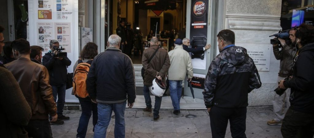 Lockdown: «Ξεχύθηκαν» στα καταστήματα οι Αθηναίοι – «Είναι η τελευταία ανάσα πριν ξεψυχήσουμε» λένε οι καταστηματάρχες