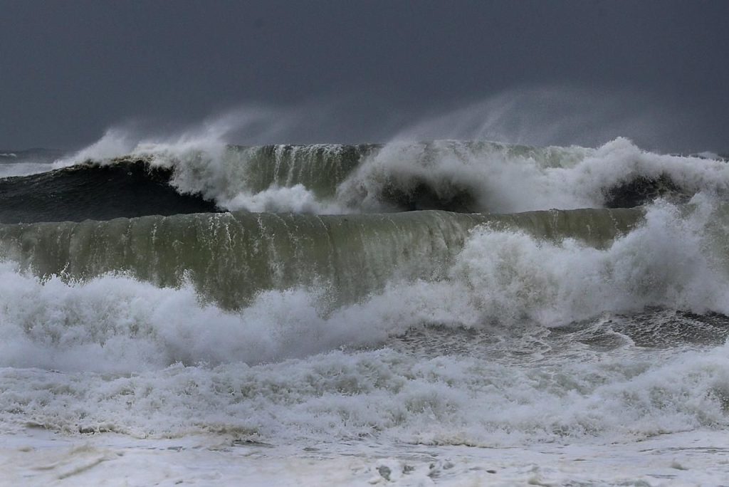 Βρετανία: Τεράστια κύματα καταπίνουν μια BMW (βίντεο)