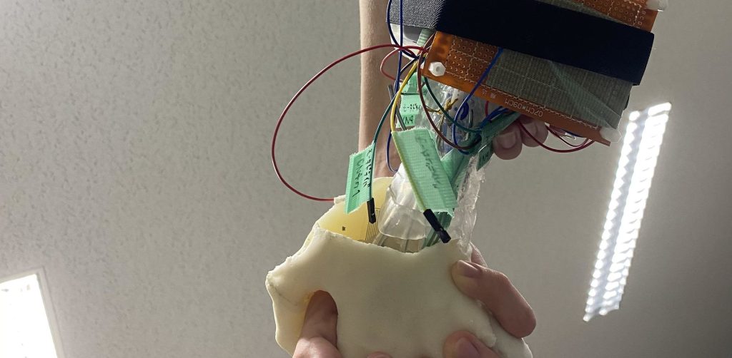 Ιαπωνία: Δημιούργησαν ρομποτικό γυναικείο χέρι ώστε να… βοηθήσει τους άνδρες να αντιμετωπίσουν τη μοναξιά (βίντεο)