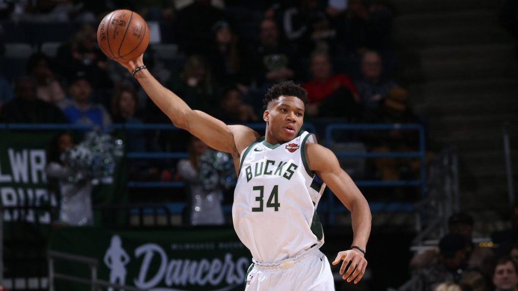 Το μήνυμά του Γιάννη Αντετοκούνμπο για το lockdown με την ελληνική σημαία (φωτο)