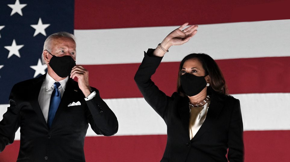 Ο Τ.Μπάιντεν έχοντας δίπλα του την Κ.Χάρις δηλώνει ότι θα κερδίσει: «Με κάθε ψήφο που κατατέθηκε»
