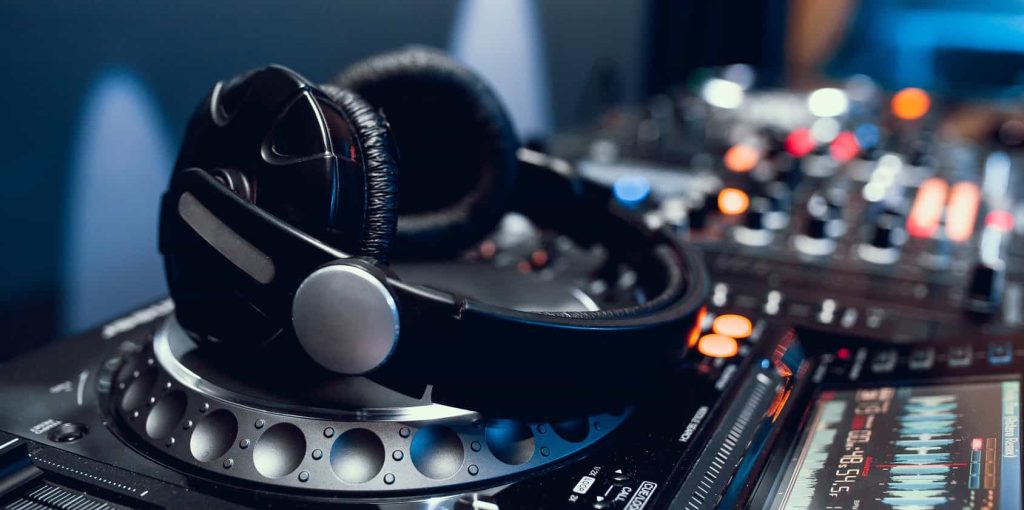 Γερμανία: Dj άφησε τα κλαμπ και παίζει μουσική… σε νεκροταφεία (βίντεο)