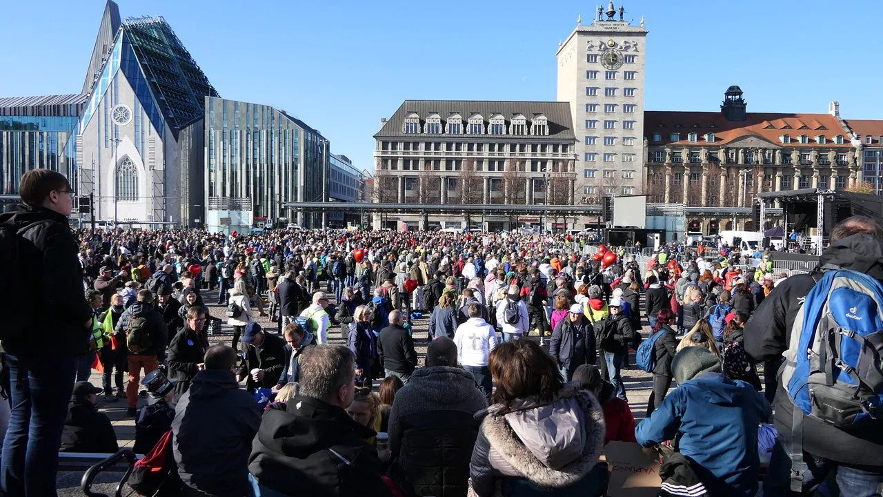 Γερμανία: Μεγάλη συγκέντρωση 16.000 ατόμων κατά των απαγορεύσεων του κορωνοϊού