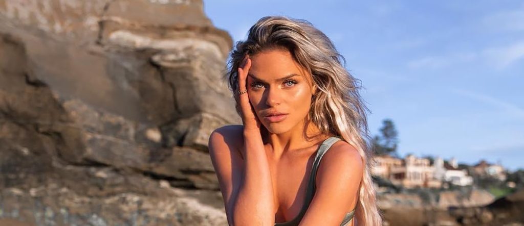 Hannah Sanders: Eνθουσιάζει τους followers της με τις προκλητικές πόζες της (φωτό)