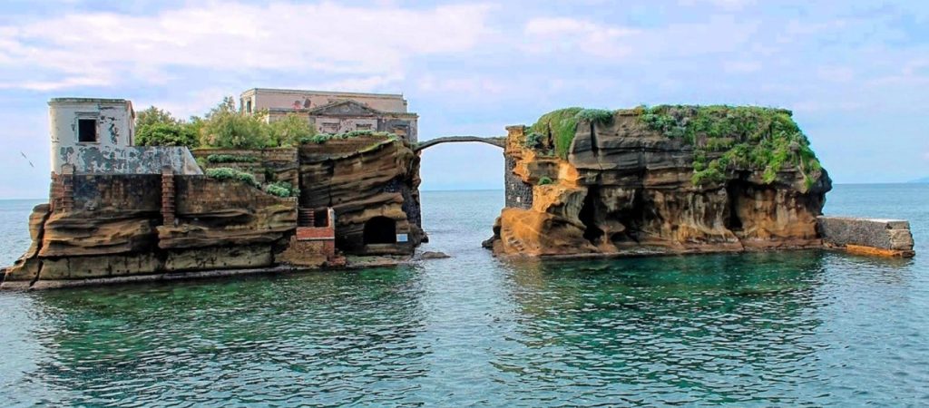 La Gaiola: Η ιστορία πίσω από το καταραμένο νησί απέναντι από τη Νάπολη (βίντεο)