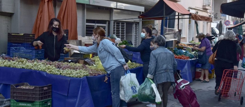 «Συνωστισμός» σε λαϊκές αγορές σε Αθήνα και Θεσσαλονίκη – «Έπεσαν βροχή» τα χρηματικά πρόστιμα