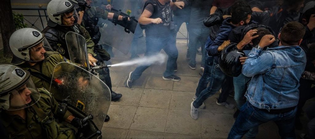 Νέες συγκρούσεις μεταξύ πολιτών & δυνάμεων ασφαλείας σε συγκέντρωση κατά της καραντίνας στην Πάτρα