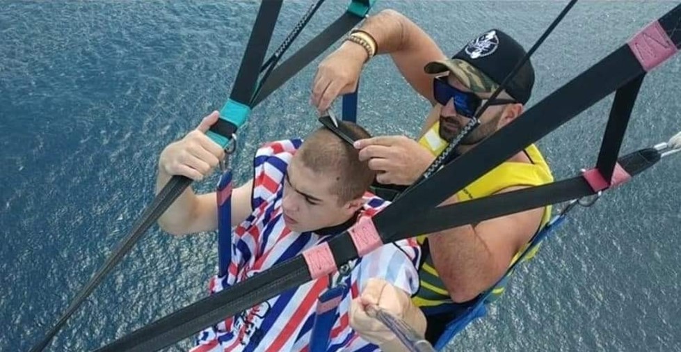 Νάουσα: Κομμωτής κουρεύει πελάτες στον αέρα… μέχρι και στον βυθό της θάλασσας