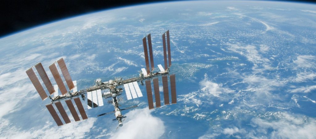 Εντυπωσιακό – Η στιγμή που ο Διεθνής Διαστημικός Σταθμός περνά μπροστά από τη Σελήνη και τον Ήλιο (φώτο)